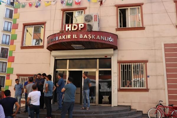 Oğlu dağa kaçırılan anneden HDP binasında oturma eylemi