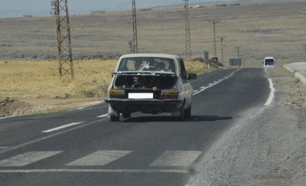 Şanlıurfa'da otomobilin bagajında yolculuk yaptılar