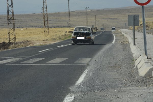 Şanlıurfa'da otomobilin bagajında yolculuk yaptılar