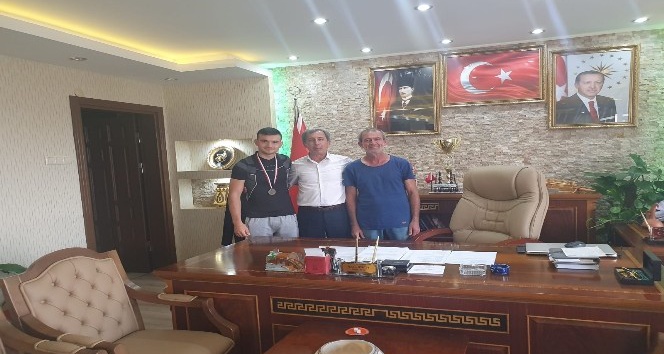 Günyüzülü şampiyon halterci madalyalara doymuyor