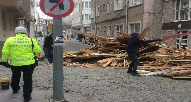 Gelişi güzel atılan kalaslar sokağı trafiğe kapattı