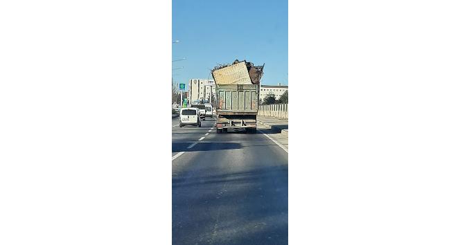 Aşırı yüklenmiş kamyon tehlike saçtı