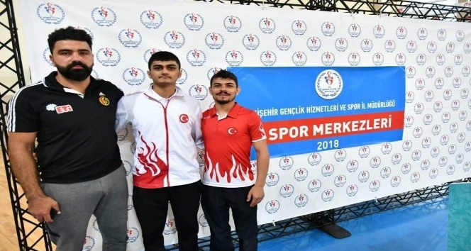Eskişehirli güreşçiler madalya ile döndü