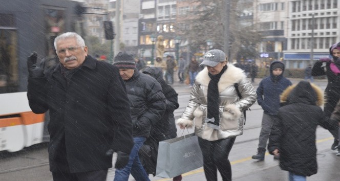 Eskişehir’de aynı gün karlı ve güneşi hava şaşırttı