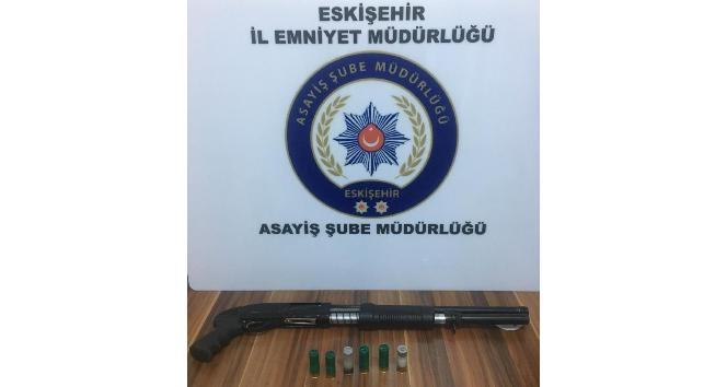 Şüpheli tavırlar sergileyen şahsın aracından pompalı tüfek çıktı