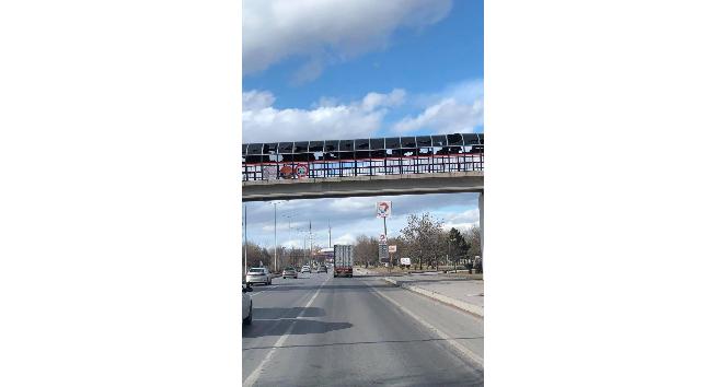 Şiddetli rüzgar üst geçidin çatısını parçaladı