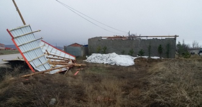 Gece çıkan fırtına Günyüzü ilçesinde çatıları uçurdu