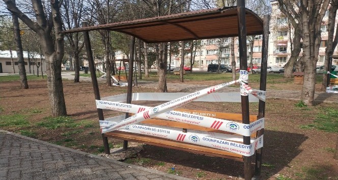 Belediyeden banklara oturulmaması için ilginç çözüm