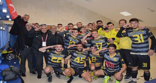 Asker selamı vererek galibiyeti kutladılar