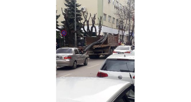 Kasasındaki demir çubuklarla trafiği tehlikeye attı