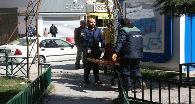 Odunpazarı’nda banklar kaldırıldı