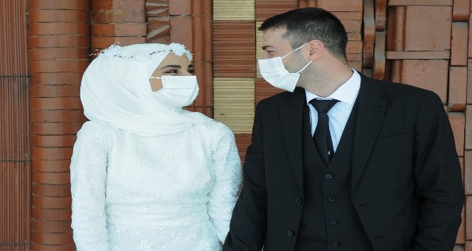 Maskeler yüzlerindeki mutluluğu gizleyemedi