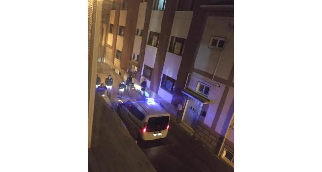 Park halindeki otomobillere zarar verip kaçtılar