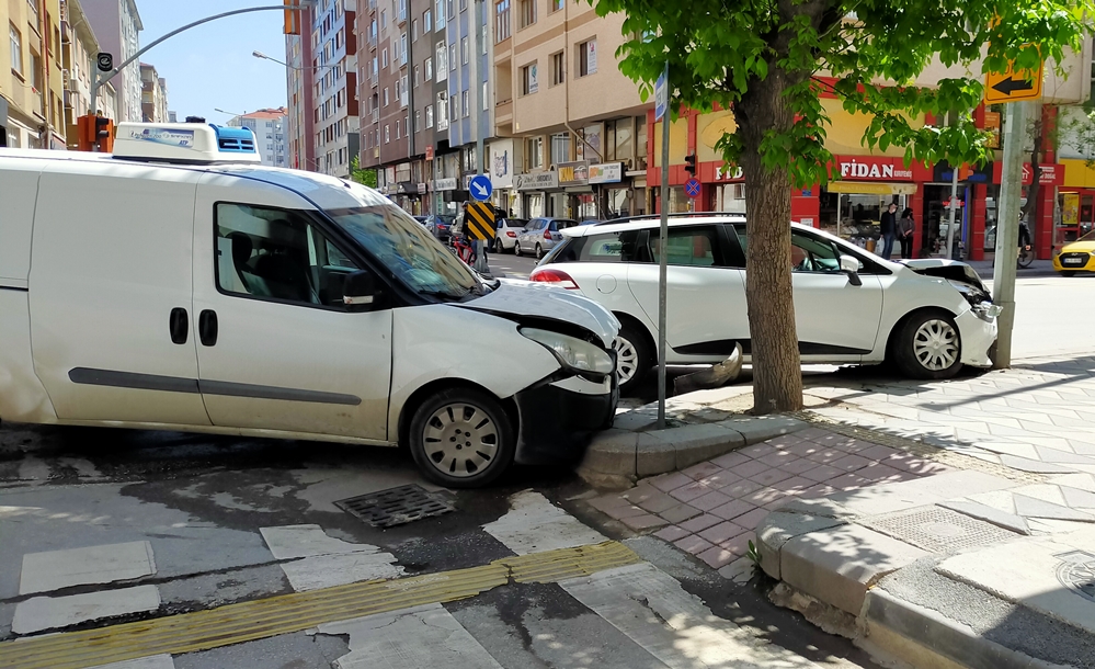 Kırmızı ışık ihlali kazaya neden oldu!