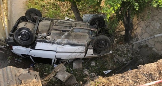 Kaza yapan otomobil evin bahçesine düştü