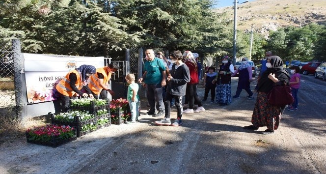 İnönü Belediyesi mezarlıklarda çiçek dağıttı