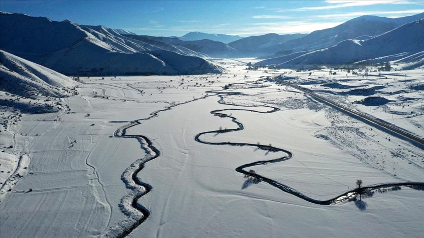 Donan göl ve menderesler görsel şölen sunuyor