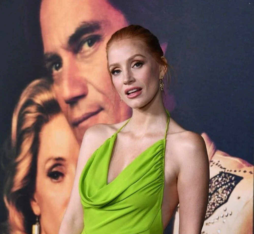Oscar ödüllü oyuncu Jessica Chastain’den neon şıklığı