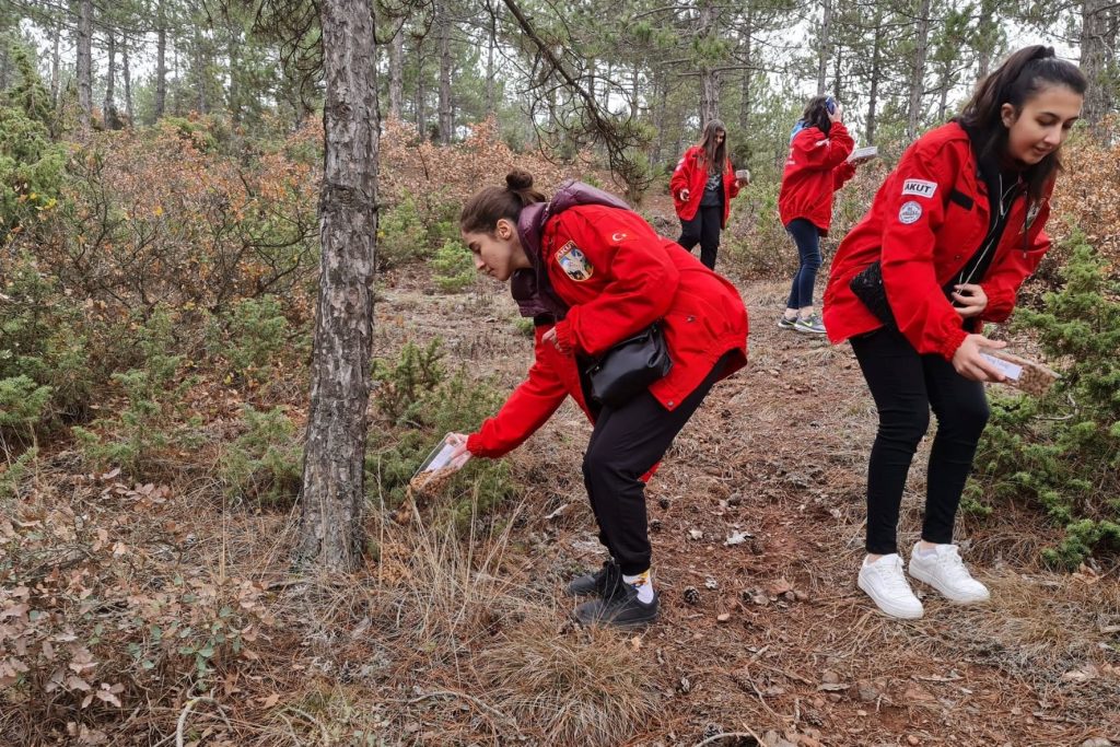 AKUT gençleri sokak hayvanlarını unutmadı