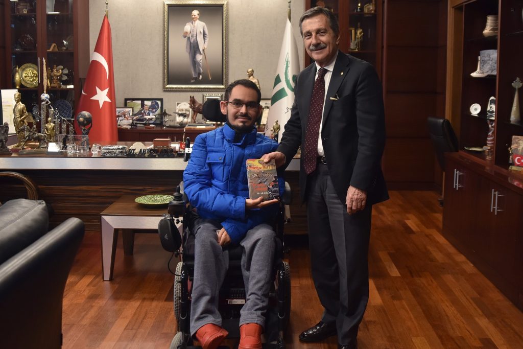 Muhammed Ali, Ahmet Ataç’a kitabını hediye etti