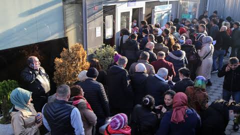 Eskişehir’de EYT kuyruğu! SGK önüne akın ettiler