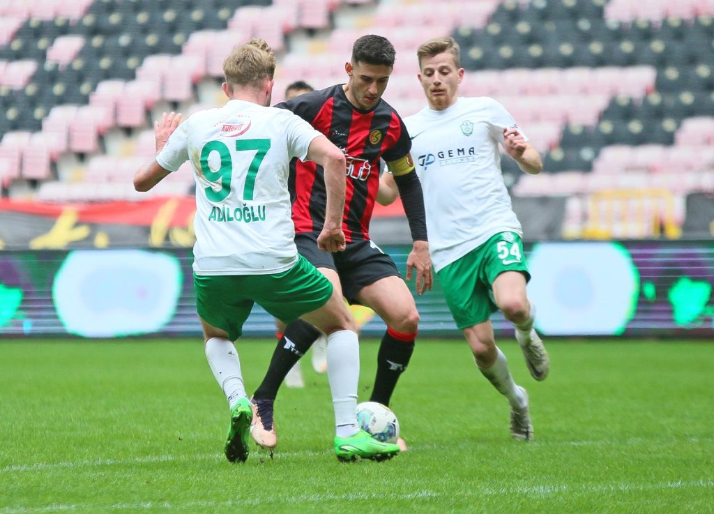 Kırmızı şimşekler kendi evinde beraberlikle ayrıldı