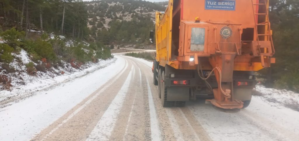 Karla mücadele ekipleri kırsal mahalleleri tuzladı
