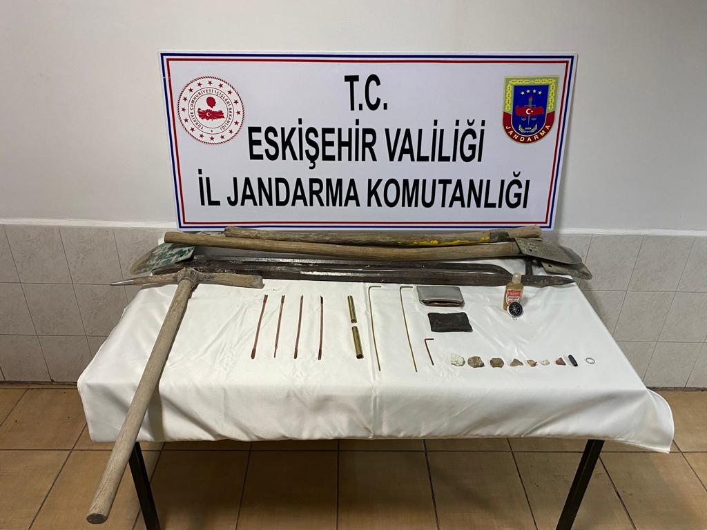 Arkeolojik alanda kaçak kazı yaparken suçüstü yakalandılar