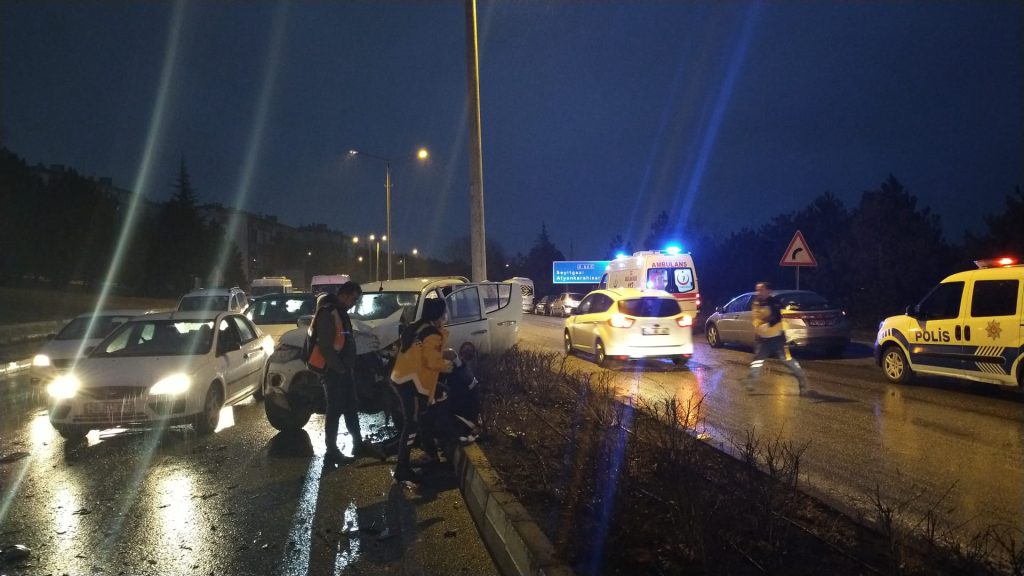 Servis minibüsü ile pikap kafa kafaya çarpıştı: 4 yaralı