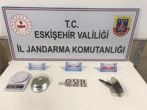 Uyuşturucu satan şüpheli suçüstü yakalandı
