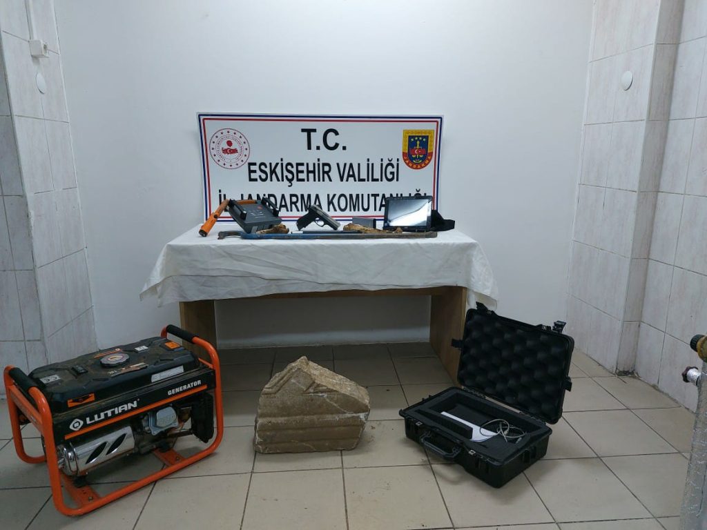 Kepçeyle kaçak kazı yapan şahıslar suçüstü yakalandı