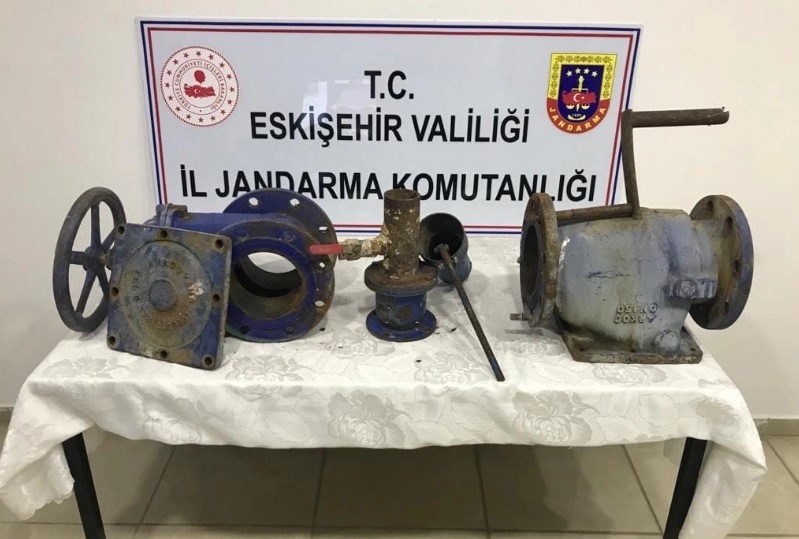 Sulama ekipmanlarını çalan şüpheli jandarmadan kaçamadı