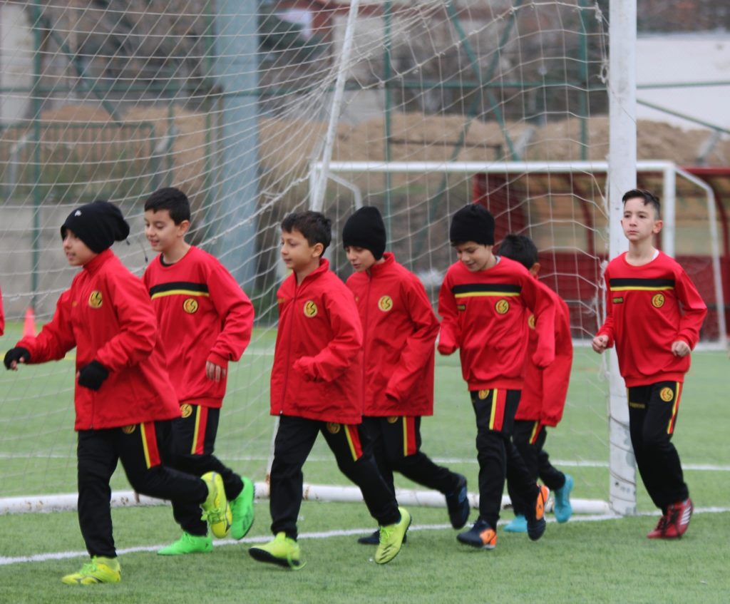 Fabrika Futbol Okulu’ndan depremzede çocuklara eğitim