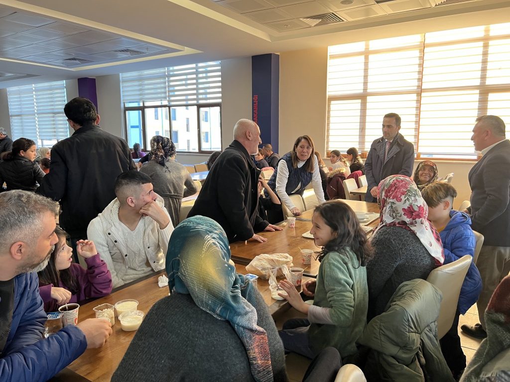 Emine Nur Günay, depremzedelerin akşam yemeğine eşlik etti