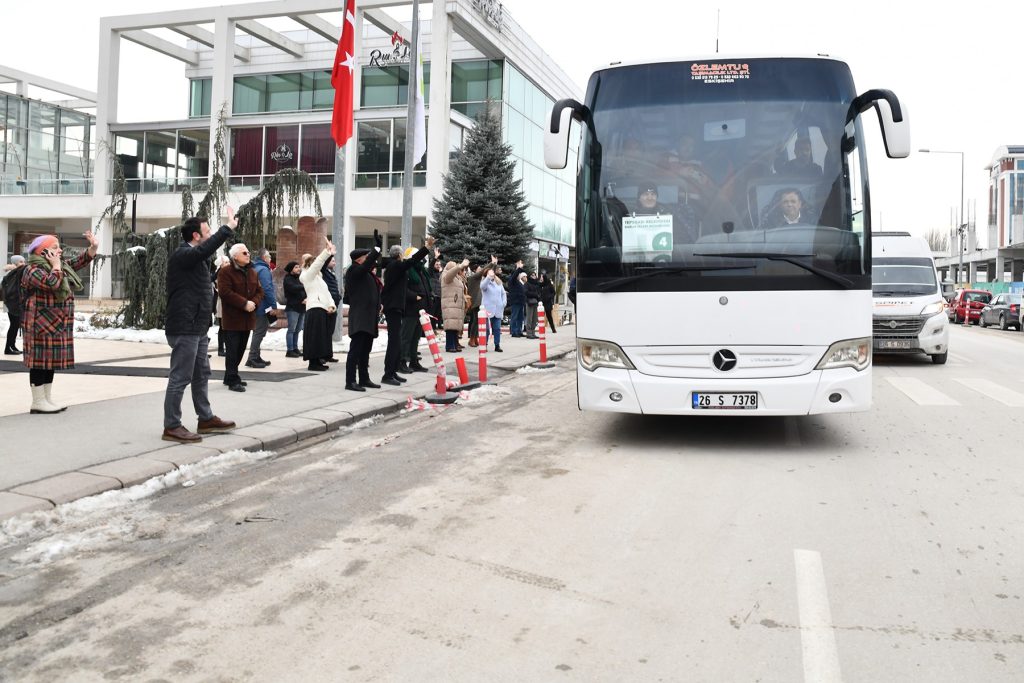Tepebaşı Belediyesi’nin 31 gönüllü destek personeli yola çıktı