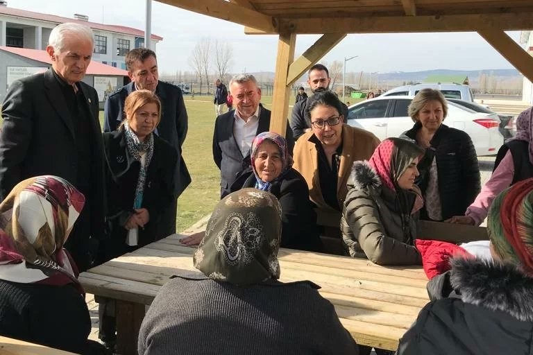 İYİ Parti Eskişehir Teşkilatından depremzedelere ziyaret