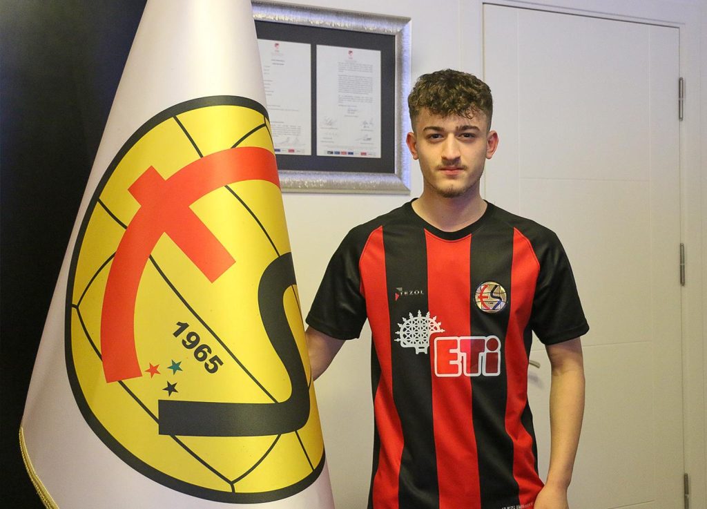 18 yaşındaki genç futbolcu Eskişehirspor’da!