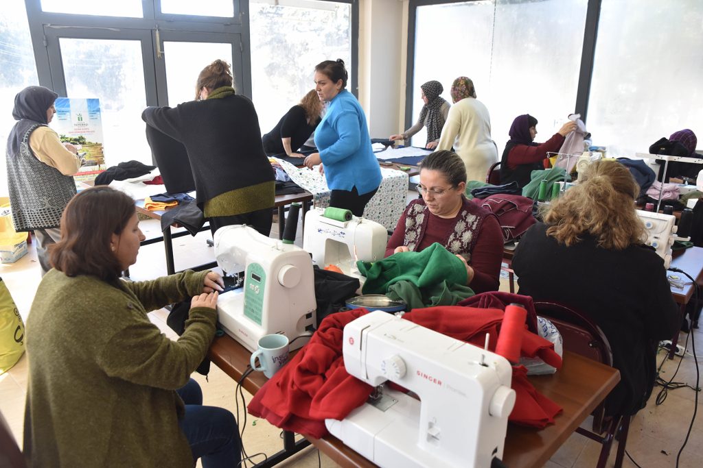 Dikiş makinelerini afetzedeler için çalıştırdılar