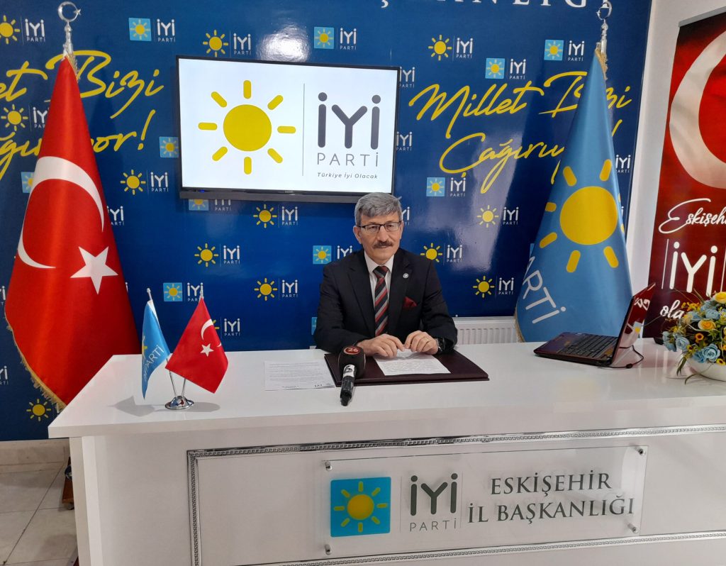 Mehmet Eştaş eşi ile birlikte İYİ Parti’den CHP’ye geçti