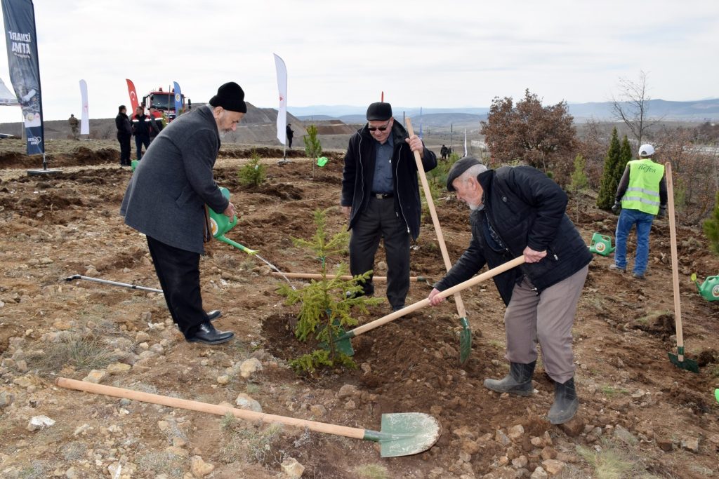 3 emekliden deprem şehitleri için fidan bağışı
