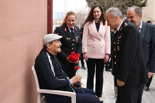 Jandarmadan huzurevine anlamlı ziyaret