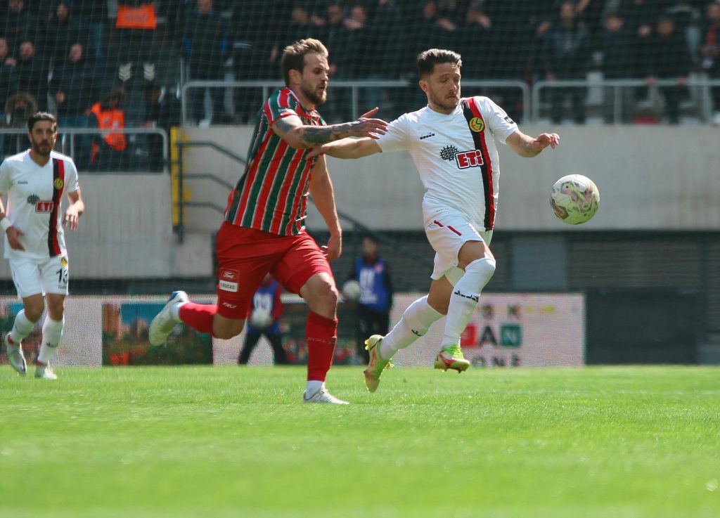 Şimşekler deplasmandan beraberlikle ayrıldı