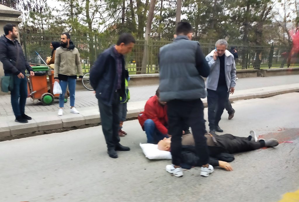 Caddeden karşıya geçmek isteyen yaşlı adama otomobil çarptı