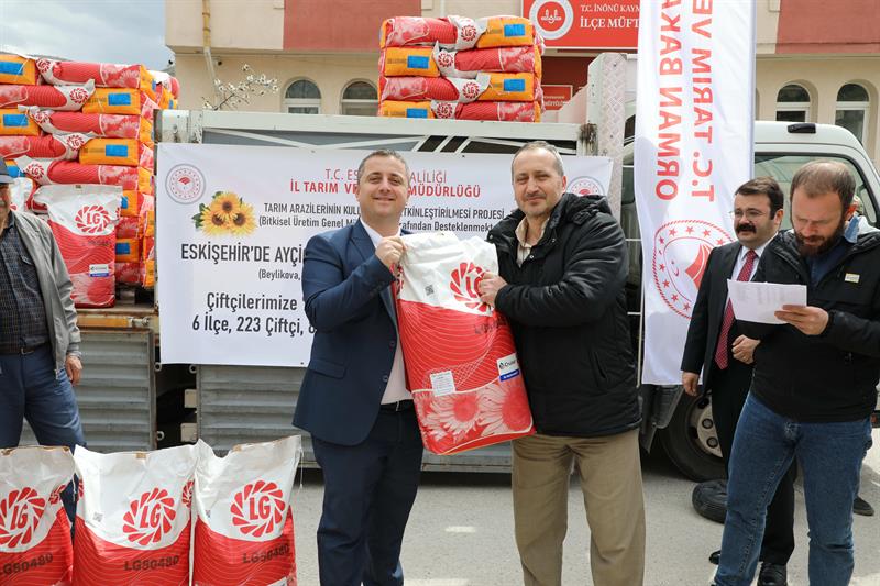 İnönü’de 71 çiftçiye bin 250 kilogram ayçiçeği tohumu desteği