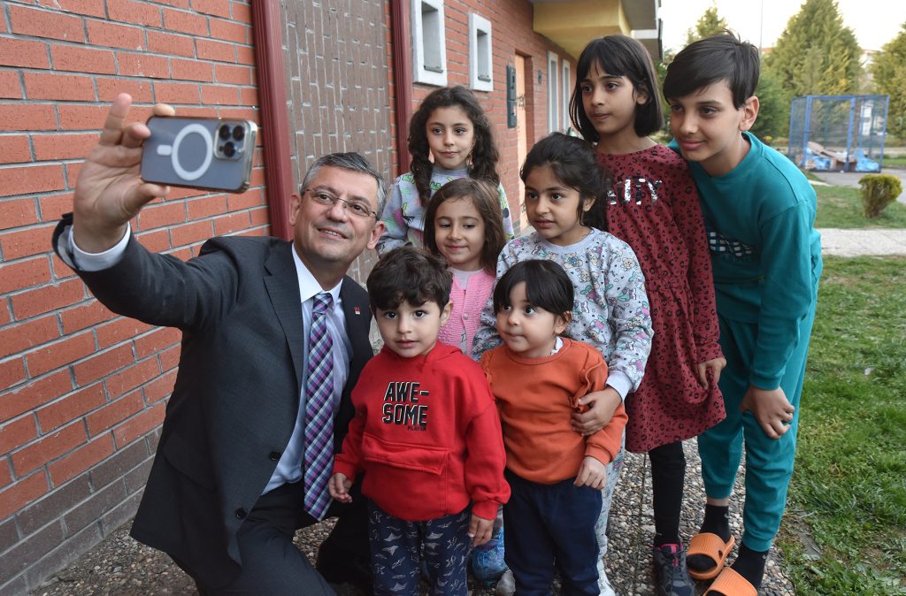 Özgür Özel’den deprem mağdurlarına ziyaret