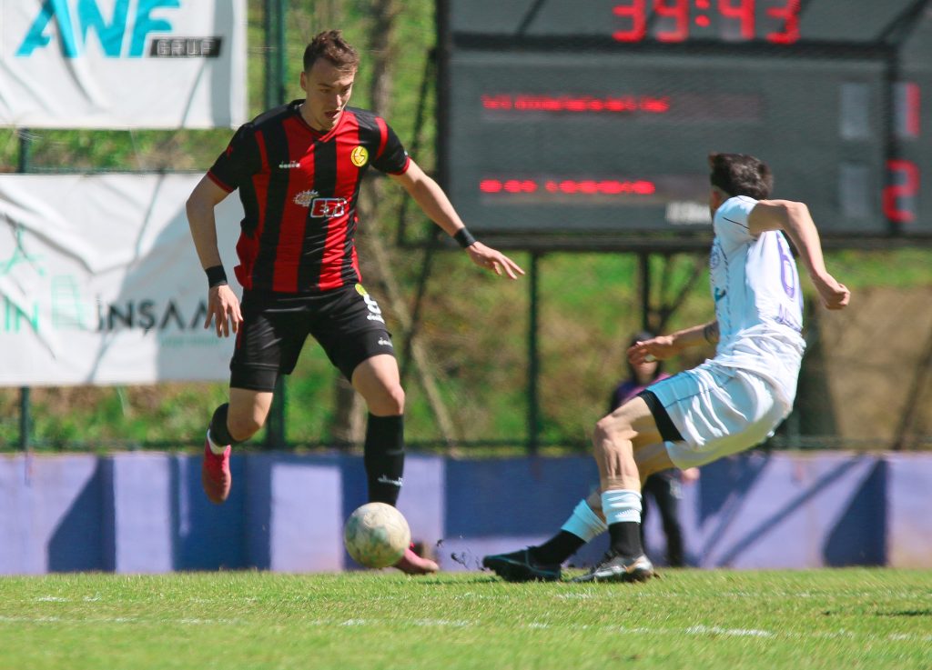 Kırmızı Şimşekler galibiyeti koruyamadı