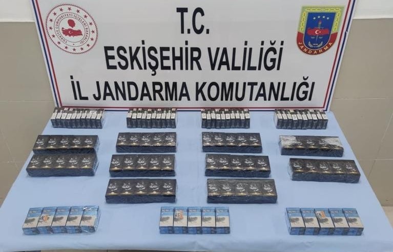 Kaçak sigara taciri yol kontrolünde yakalandı