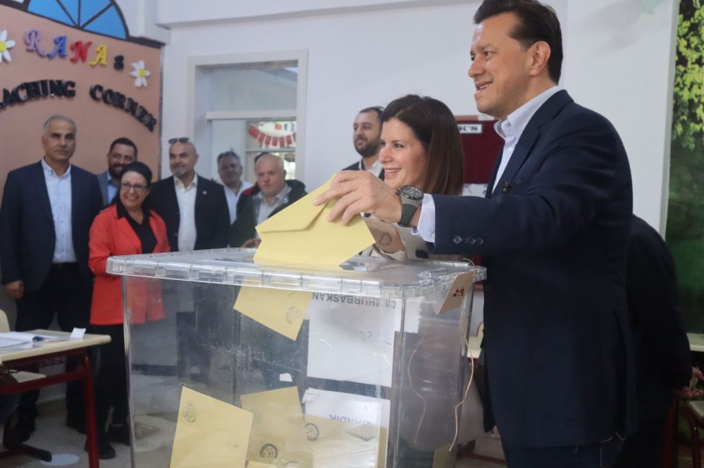 Hatipoğlu eşi ile birlikte sandık başına gitti