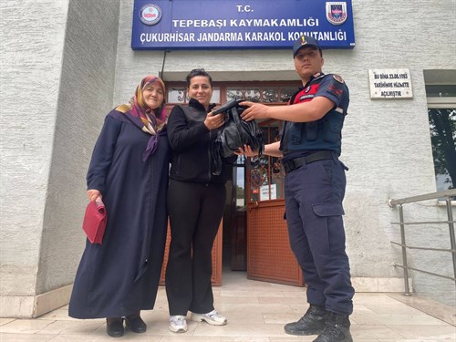 Jandarma kaybolan çantayı sahibine ulaştırdı