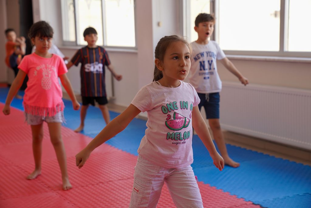 Çocuklar Taekwondo öğreniyor